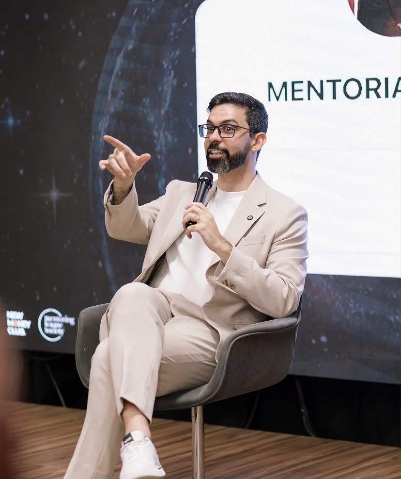 Rodrigo Barbosa conduzindo uma mentoria do New Money Club